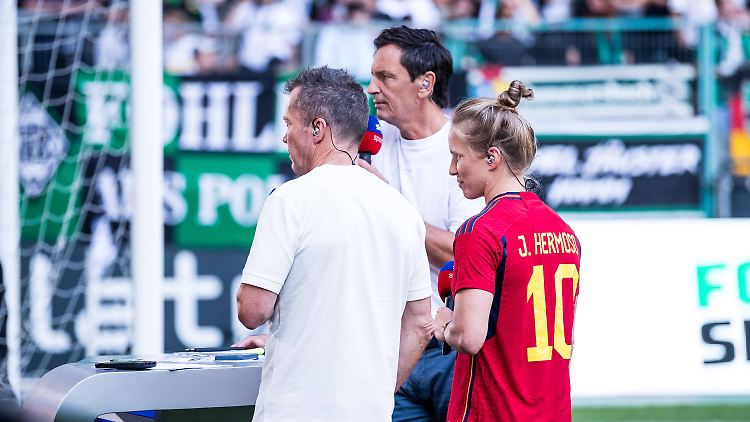 Tabea Kemme trug am Samstagabend ein Trikot von Jennifer Hermoso, Oliver Pocher fand das übertrieben.