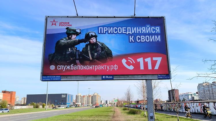 Eine Werbeanzeige in St. Petersburg, die dazu aufruft, sich dem russischen Militär anzuschließen.