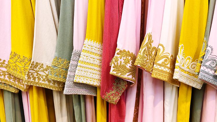 Eine Abaya ist ein knöchellanger lockerer Umhang für Frauen, der oft als Überkleid getragen wird.