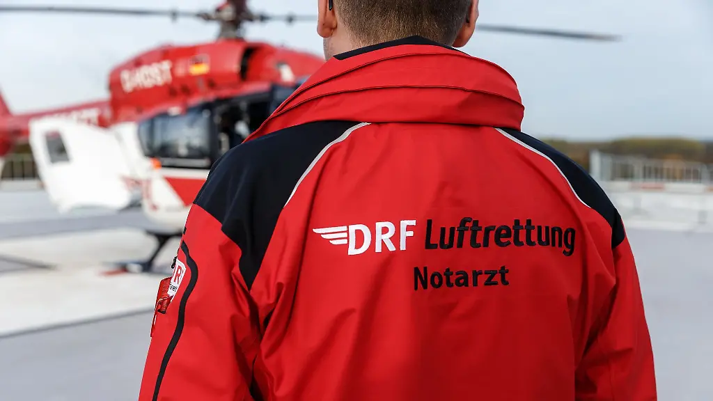 Ein-Notarzt-steht-vor-dem-Helikopter-Christoph-42-der-DRF-Luftrettung