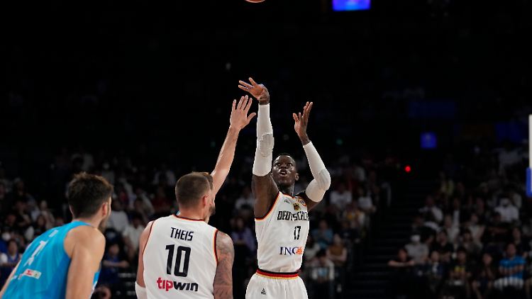 Dennis Schröder und Daniel Theis hatten etwas zu besprechen.