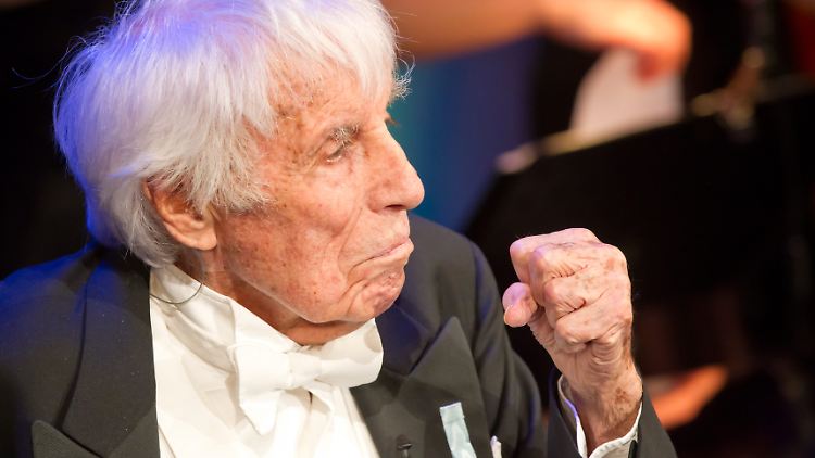 Der 107-jährige Heesters hat noch viel vor: eine gute Bühnenrolle und der zehnte "Bambi" wären sein Traum.