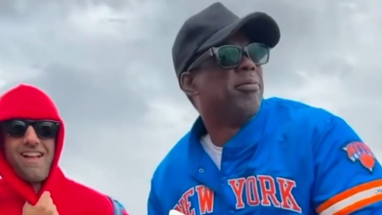 Chris Rock (r.) fährt mit anderen Festival-Besuchern auf der Ladefläche eines Pick-up-Trucks aus der Schlammhölle.
