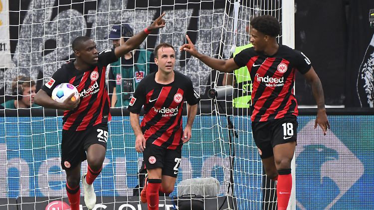 Niels Nkounkou (links) macht sich schon nach wenigen Stunden für Eintracht Frankfurt bezahlt.