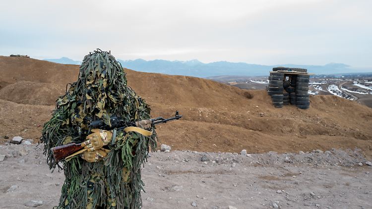 Ein Soldat in Tarnkleidung auf einem Militärposten an der Frontlinie im Latschin-Korridor, der von Aserbaidschanern blockiert wurde.