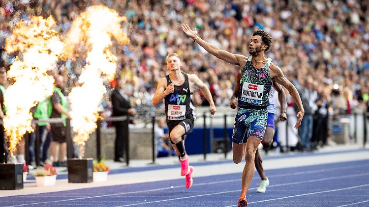 Joshua Hartmann wirft einen Handkuss auf die Ränge nach seinem Sieg über 200 Meter beim ISTAF in Berlin.