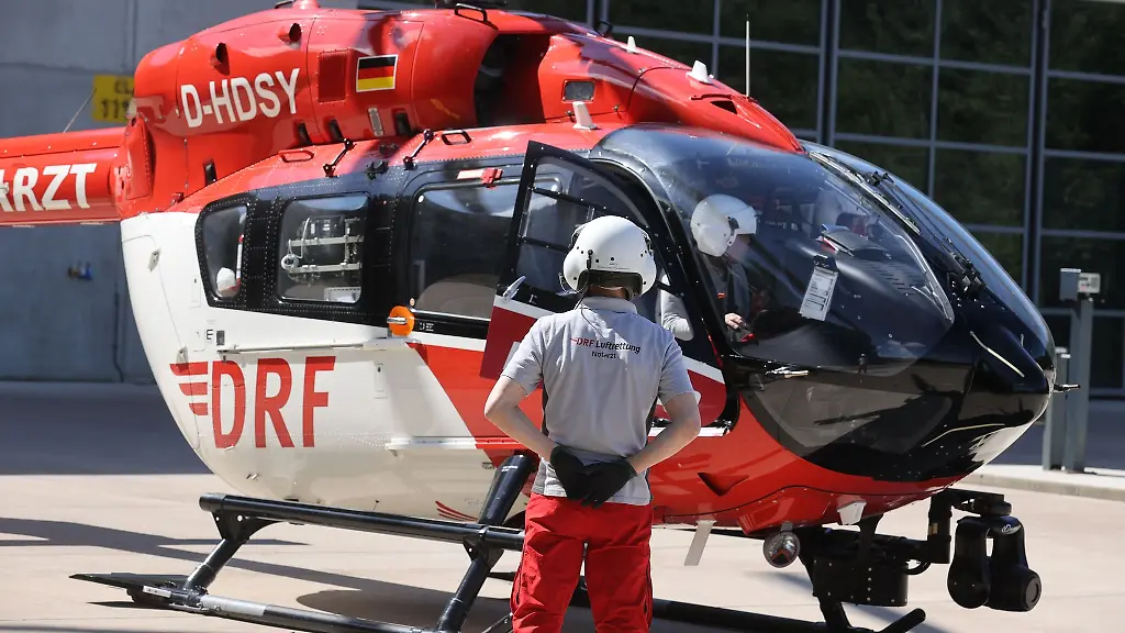 Pilot-und-Notarzt-bereiten-den-Start-des-Rettungshubschraubers-Christoph-Thueringen-zu-einem-Notfall-Einsatz-vor