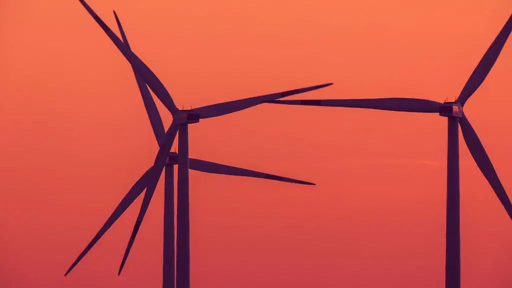 Die-Rotoren-von-Windkraftanlagen-drehen-sich-nach-Sonnenuntergang