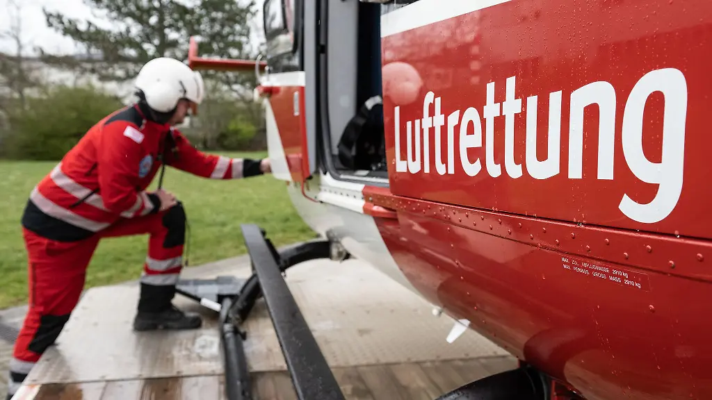 Der-Schriftzug-Luftrettung-ist-an-einem-Hubschrauber-der-DRF-Luftrettung-zu-sehen