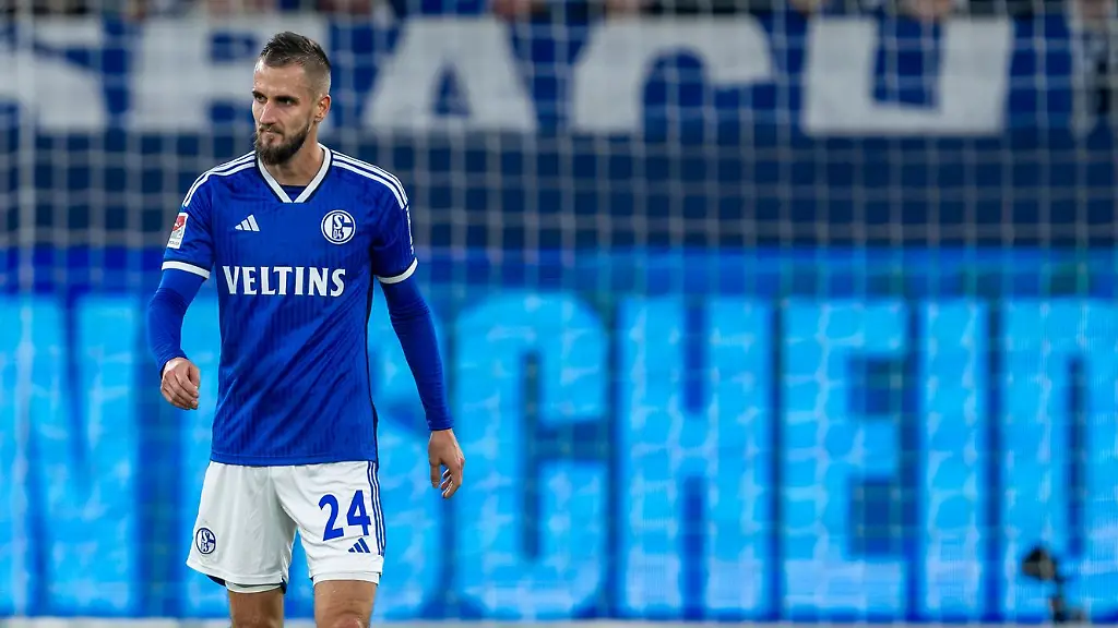 Schalkes-Dominick-Drexler-ist-enttaeuscht-nach-dem-Gegentor-zum-0-2