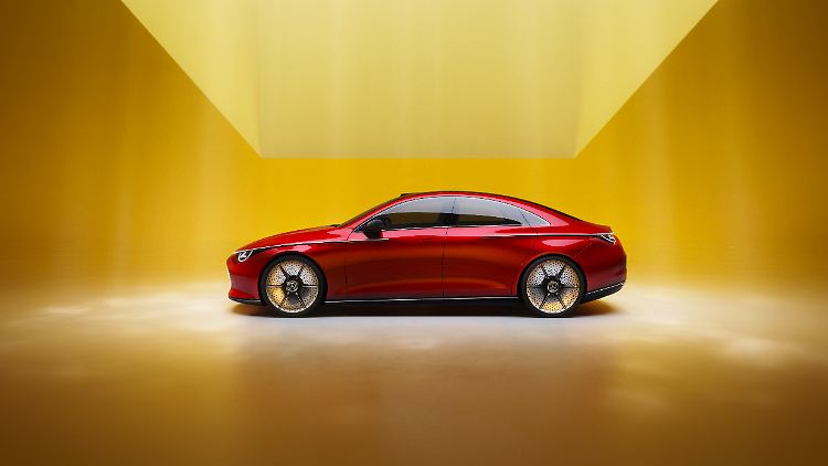 Diese Limousine soll noch kompakt sein? Sie wirkt zumindest größer. Ebenfalls zu erkennen auf dem Dach: die sanft hügelige LIDAR-Einheit für erweiterte autonome Fahrfunktionen.