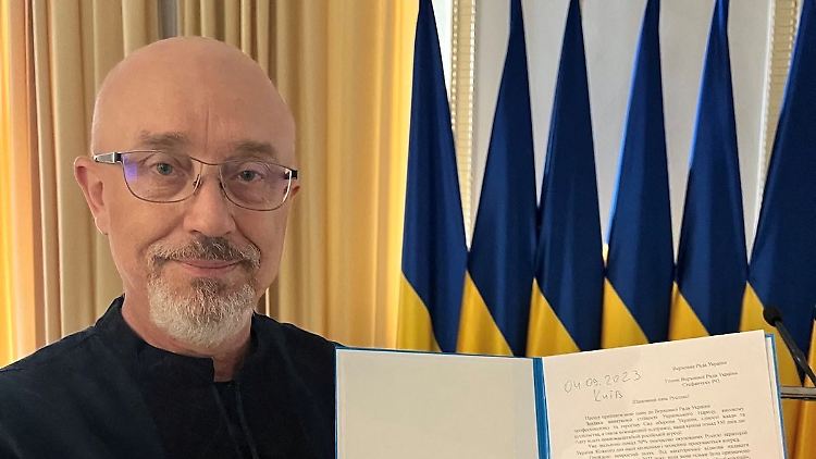 Am Montagmorgen zeigt Oleksij Resnikow das Entlassungsschreiben des Präsidenten, das an den Vorsitzenden des Parlamentsgerichtet ist.