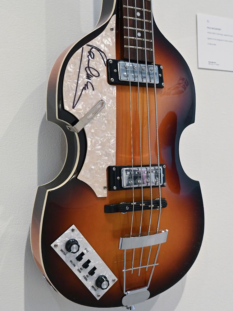 Ein Höfner 500/1 Violinbass, signiert von Paul McCartney, ausgestellt im Rahmen der "Rock and Roll"-Sammlung von Musikartefakten, die am 7. April 2023 bei Sotheby's in New York City versteigert wurde.