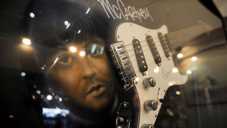 Paul McCartney spielt mit Vorliebe den Bass eines deutschen Instrumentenherstellers (im Bild: ein Bass, der von Mc Cartney während seiner Zeit bei den Beatles benutzt wurde, bei einer Versteigerung 2010 in Buenos Aires, Argentinien)