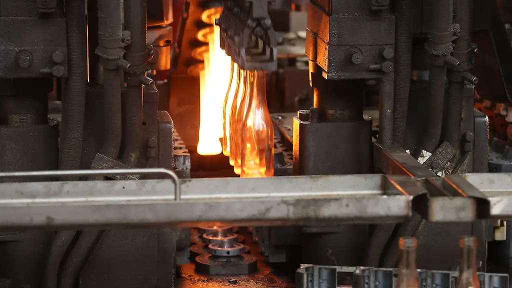 Glasflaschen-werden-in-der-Wiegand-Glashuettenwerke-GmbH-produziert