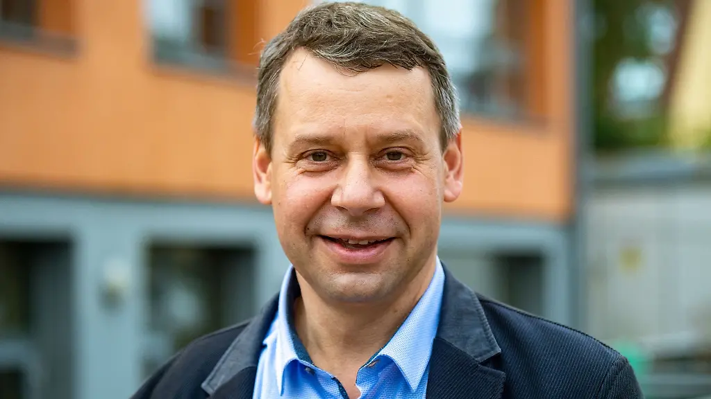 Michael-Sack-steht-vor-einem-Wahllokal-in-Loitz