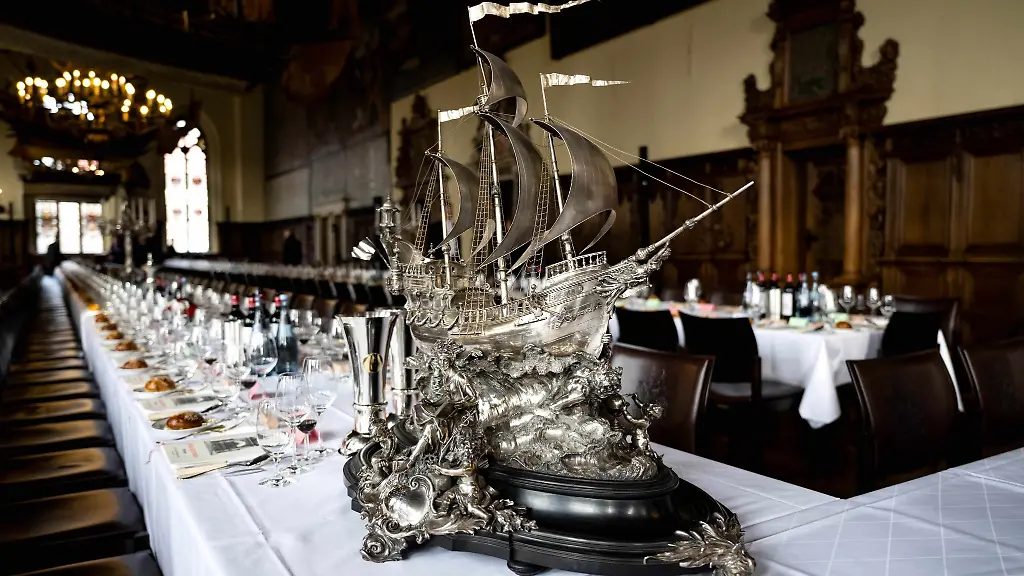 Die-Tafel-ist-fuer-die-479-Schaffermahlzeit-im-Rathaus-eingedeckt