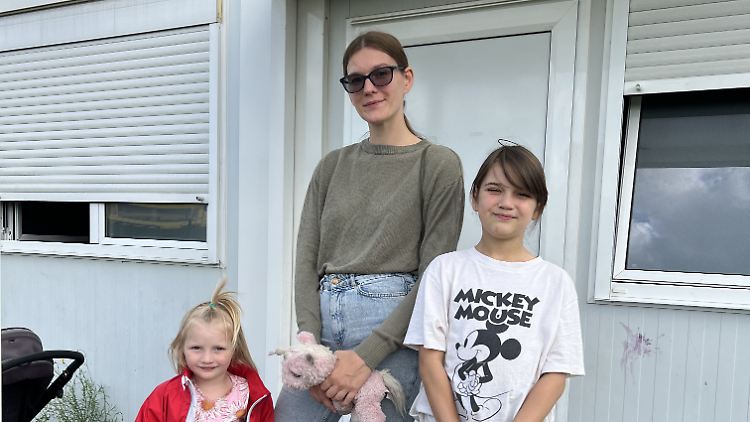 Mascha und ihre Töchter am Eingang ihres Containers.