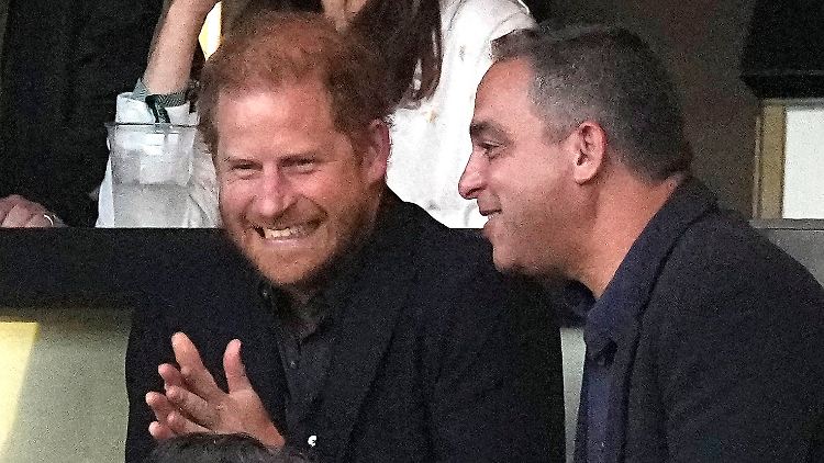Beim Fußball ganz bei der Sache: Prinz Harry (l.).