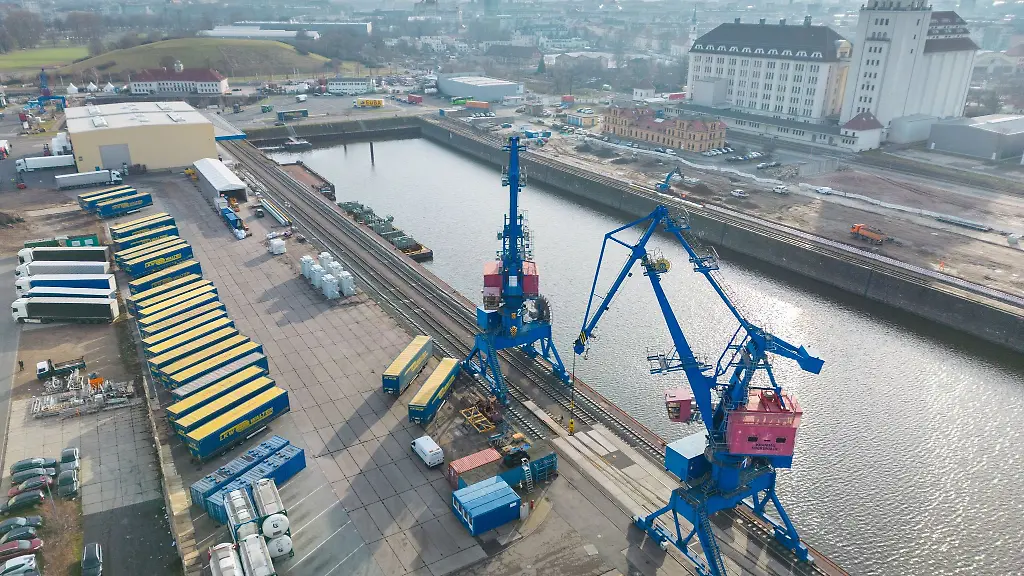 Blick-auf-das-Hafenbecken-im-Alberthafen-mit-Kraenen-und-der-Dresdener-Muehle