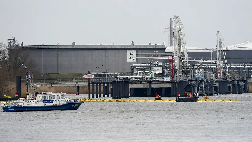 Die-Feuerwehr-legt-Oelsperren-um-ein-gesunkenes-Binnenschiff-im-Blumensandhafen-aus