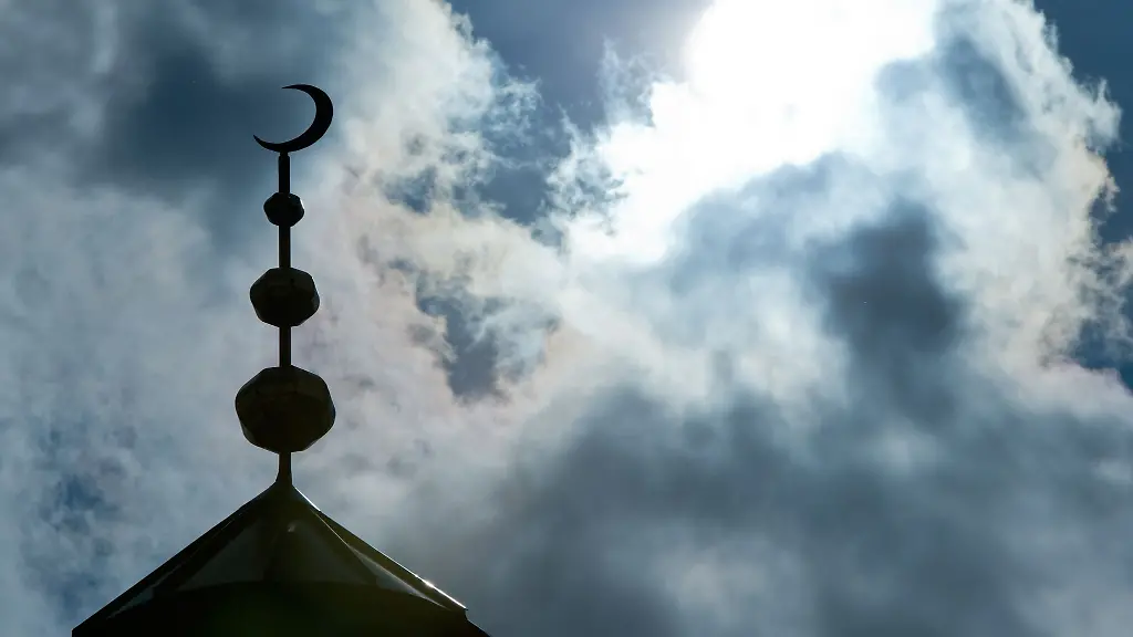 Der-Halbmond-auf-dem-Minarett-einer-Moschee