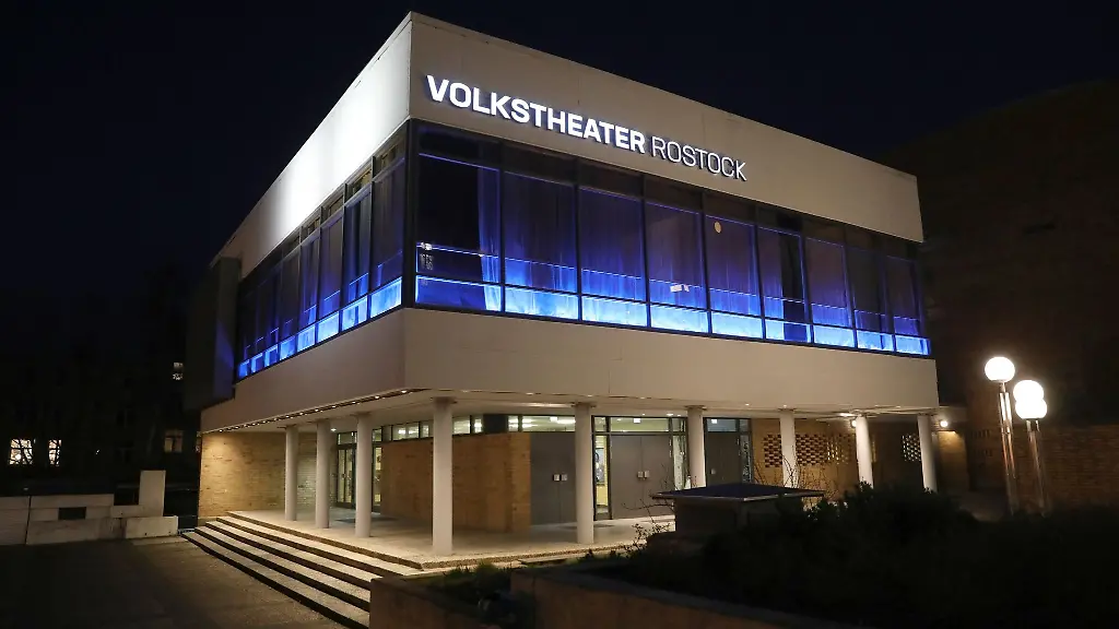 Das-Volkstheater-Rostock-ist-am-Abend-beleuchtet