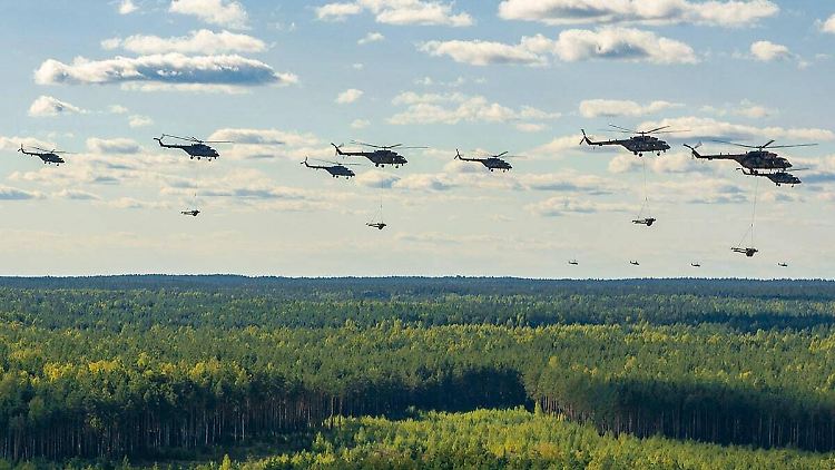 Russische und belarussische Militärhubschrauber während "Sapad 21".