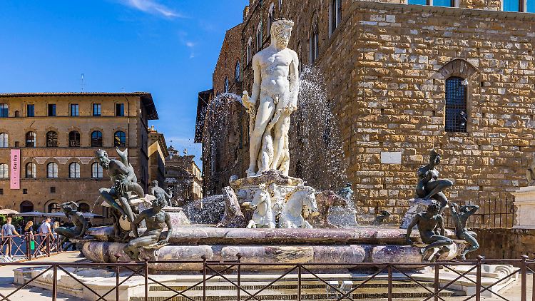 Der imposante Neptunbrunnen wurde zwischen 1563 und 1575 errichtet.