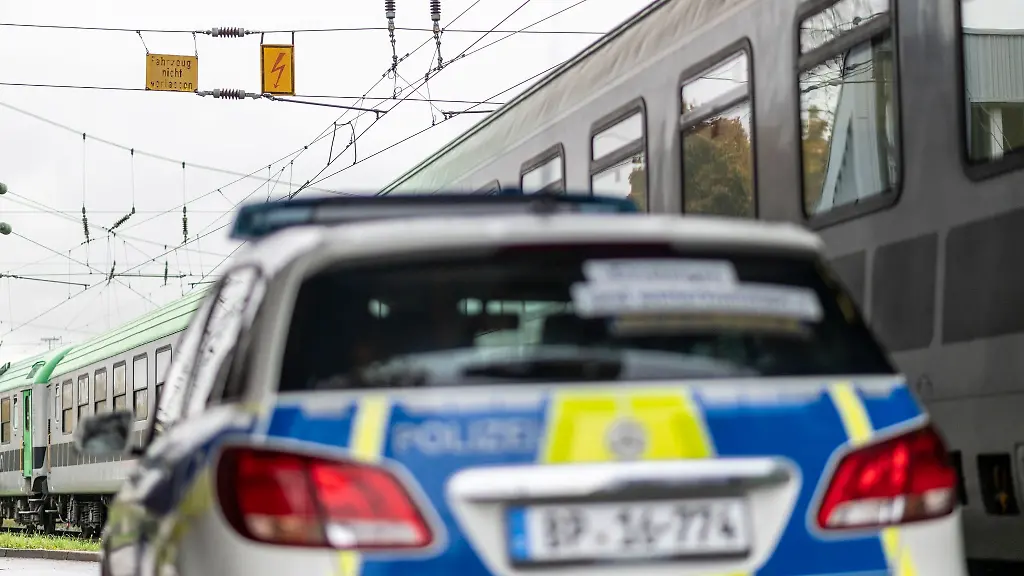 Ein-Fahrzeug-der-Bundespolizei-steht-am-Gueterbahnhof-vor-einem-Zug