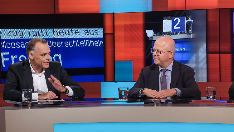 DB-Infrastrukturvorstand Huber erklärt Staatssekretär Theurer, wie die Generalüberholung des Netzes geplant ist.