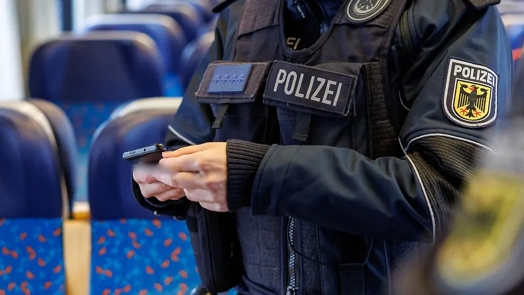 Bundespolizisten-kontrollieren-die-Papiere-eines-Reisenden