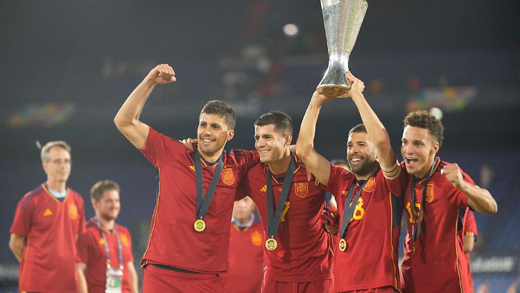 Morata (2.v.r.) las das Statement vor.
