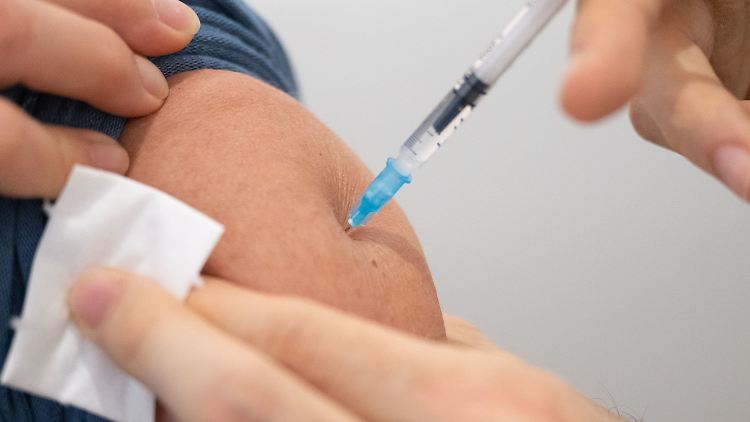 Ab dem 18. September soll es in Arztpraxen den angepassten Impfstoff geben. 
