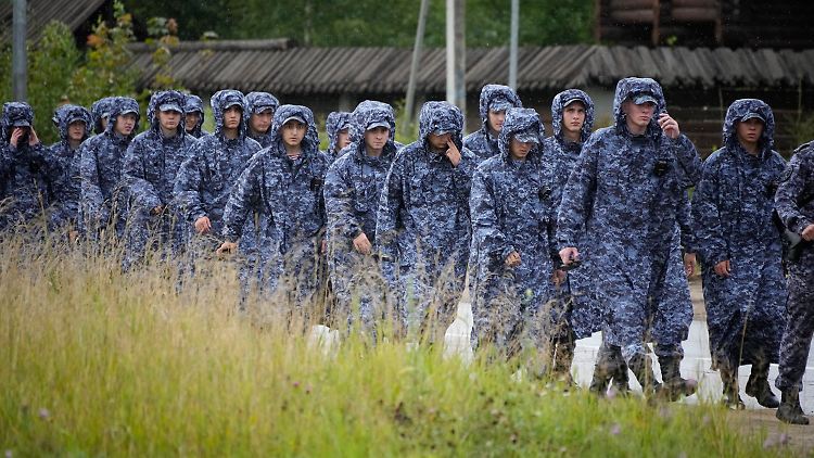 Eine Gruppe von Soldaten der russischen Nationalgarde - Russland mobilisiert offenbar auch im Ausland.