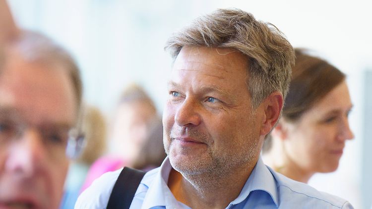 Nur 11 Prozent der Befragten sind der Meinung, dass er das Amt des Bundeswirtschaftsministers besser ausfüllt, als sie es vor seinem Amtsantritt erwartet hätten.
