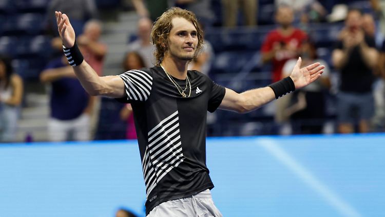 Zverev siegt nach hartem Kampf - muss aber auch gegen Störung von außen bestehen.