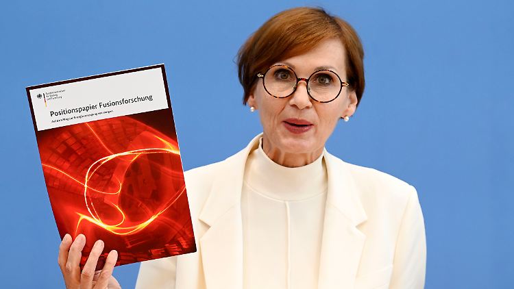 Bildungsministerin Stark-Watzinger bei der Vorstellung des Positionspapiers zur Fusionsforschung im Juni. 