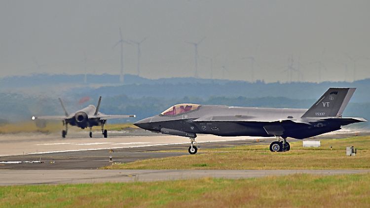 Das technisch auffälligste Merkmal der F-35 sind ihre ausgeprägten Tarnkappeneigenschaften, welche die Reichweite feindlicher Aufklärungstechnik auf einen Bruchteil reduzieren.