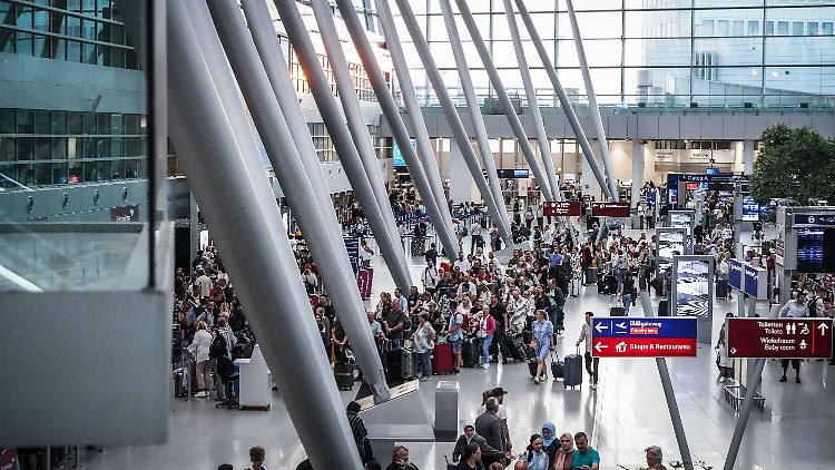 Obwohl Tickets in Deutschland teurer geworden sind, steigt die Zahl der Fluggäste im ersten Halbjahr 2023 an.
