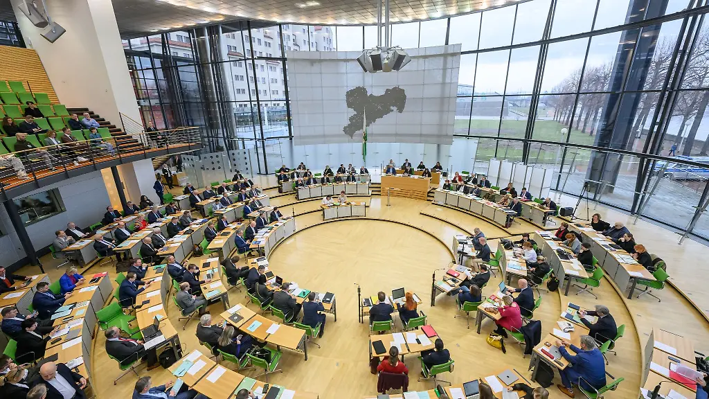 Blick-in-den-Plenarsaal-des-Saechsischen-Landtags-waehrend-der-Sitzung