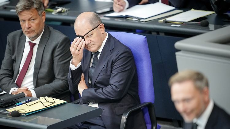 Beim Joggen stürzt Kanzler Scholz unglücklich. Seitdem muss er eine Augenklappe tragen.