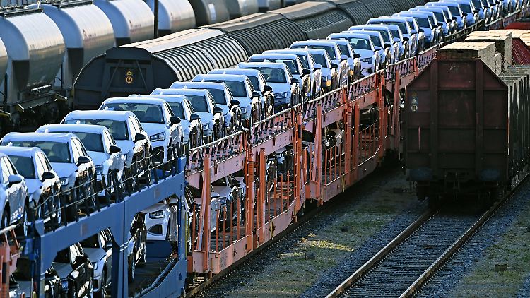 Im August fuhren rund 273.000 neu zugelassene PKW auf Deutschlands Straßen.