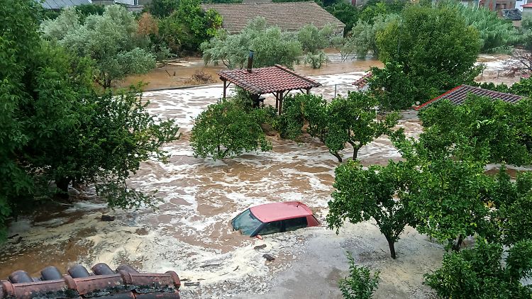 Regen überschwemmt in etlichen Teilen Griechenlands die Straßen, wie hier im Dorf Milina in der Region Thessalien. Schuld ist Sturmtief "Daniel". 