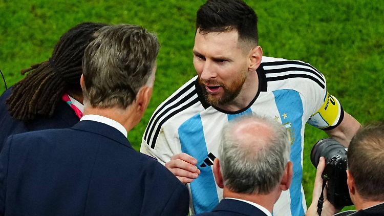 Louis van Gaal und Lionel Messi lieferten sich ein heißes Rededuell. 