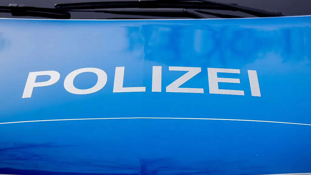 Der-Polizei-Schriftzug-steht-auf-einem-Einsatzfahrzeug
