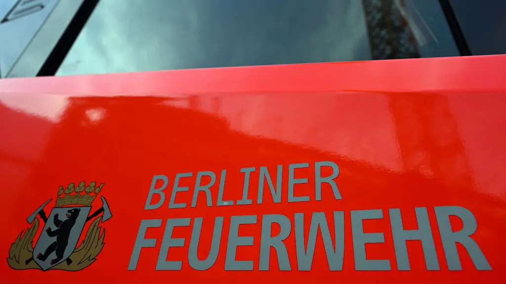 Der-Schriftzug-Berliner-Feuerwehr-und-das-Wappen-auf-der-Tuer-eines-Feuerwehrfahrzeuges