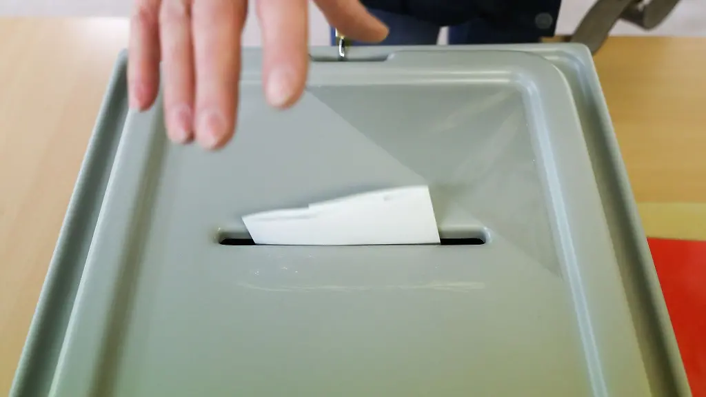 Eine-Leipzigerin-wirft-ihren-Stimmzettel-in-die-Wahlurne