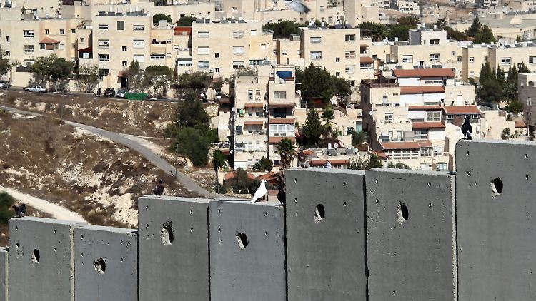 Die Siedlung Pisgat Ze'ev im Nordosten von Jerusalem mit der Grenzmauer im Vordergrund.