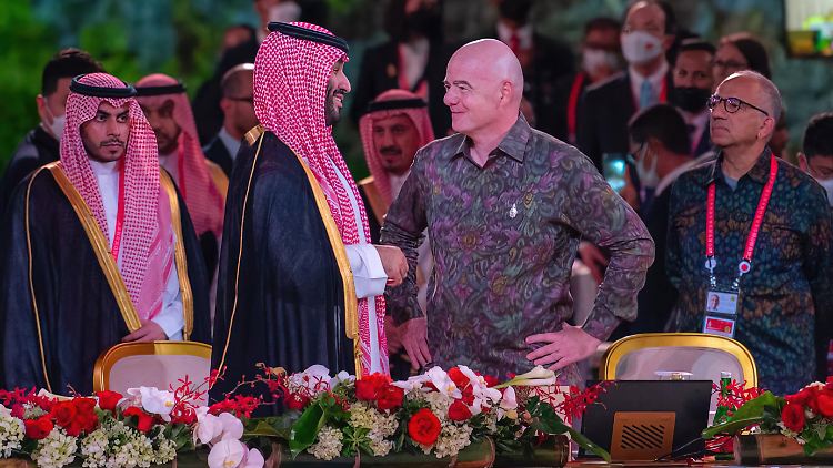 Kronprinz bin Salman und FIFA-Präsident Infantino sind so frei.